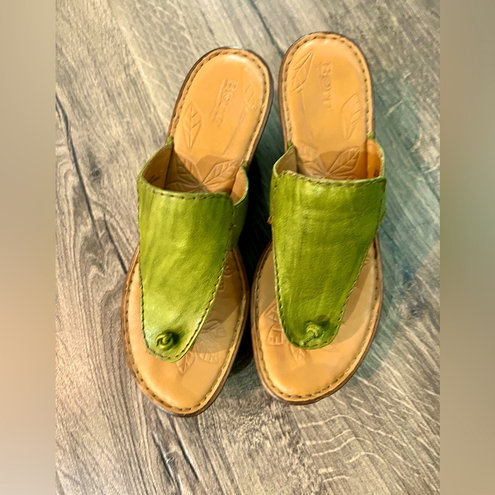 Born Sandals ~2.5 Heal Green Leather Size10 (pictures show wear flaws & scuffs)